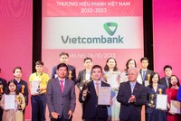 Đại diện Vietcombank (hàng đầu, đứng giữa) nhận giải thưởng Thương hiệu mạnh Việt Nam.