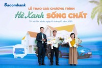 Ông Nguyễn Minh Tâm - Phó Tổng giám đốc Sacombank trao 2 giải đặc biệt cho khách hàng Lê Minh Xuân và khách hàng Phùng Thị Nhi.