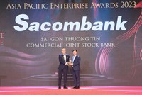 Ông Lê Đức Thịnh - Phó Tổng giám đốc Sacombank nhận giải "Doanh nghiệp xuất sắc châu Á" năm 2023.