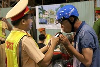 Kiểm tra nồng độ cồn người đi xe máy ở thành phố Phan Thiết (Bình Thuận). (Ảnh: Nguyễn Thanh/TTXVN)