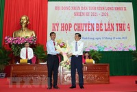 Bí thư Tỉnh ủy, Chủ tịch HĐND tỉnh Vĩnh Long Bùi Văn Nghiêm chúc mừng tân Phó Chủ tịch UBND tỉnh Vĩnh Long Đặng Văn Chính. (Ảnh: Phạm Minh Tuấn/TTXVN)