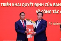 Trưởng Ban Tuyên giáo Trung ương Nguyễn Trọng Nghĩa trao quyết định và chúc mừng Tổng Biên tập Báo Điện tử Đảng Cộng sản Việt Nam Nguyễn Công Dũng. (Ảnh: Văn Điệp/TTXVN).
