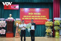 Tổng Cục trưởng Tổng cục Thuế Mai Xuân Thành trao quyết định bổ nhiệm ông Nguyễn Nam Bình làm Cục trưởng Cục Thuế TP.HCM (Ảnh: Lệ Hằng).