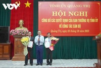 Ông Nguyễn Đăng Quang, Phó Bí thư Thường trực Tỉnh ủy, Chủ tịch HĐND tỉnh Quảng Trị trao quyết định và tặng hoa chúc mừng ông Lê Quang Chiến (bên trái) và ông Nguyễn Chiến Thắng (bên phải).