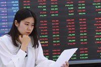 Nhà đầu tư trở nên thận trọng hơn trước nhiều yếu tố vĩ mô trong nước và thế giới.