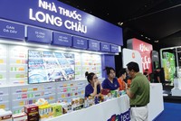 Việc bán hàng truyền thống kết hợp online, đẩy mạnh chuyển đổi số đã giúp các doanh nghiệp bán lẻ vượt qua giai đoạn khó khăn.