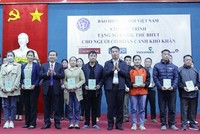 Tặng sổ bảo hiểm xã hội, thẻ bảo hiểm y tế đến người khó khăn tại tỉnh Hòa Bình