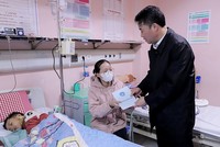 Tổng giám đốc Nguyễn Thế Mạnh tặng quà cho các bệnh nhi có hoàn cảnh khó khăn tại Bệnh viện Nhi Trung ương.