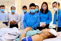 BHXH Đồng Nai thăm hỏi, hỗ trợ các nạn nhân trong vụ nổ lò hơi.