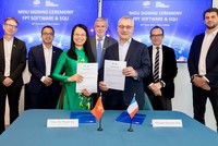 Lễ ký kết Biên bản ghi nhớ diễn ra tại Paris với sự tham gia của Chủ tịch FPT Software Chu Thị Thanh Hà, CEO Tập đoàn SQLI Philippe Donche-Gay và đại diện hai công ty.