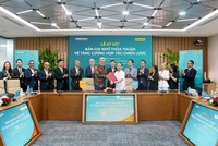 Ông Dato’ Khairussaleh Ramli - Chủ tịch, Tổng giám đốc Tập đoàn, Ngân hàng Maybank và ông Vũ Văn Tiền - Phó Chủ tịch HĐQT ABBANK ký kết Biên bản ghi nhớ thỏa thuận