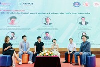 Các chuyên gia thảo luận và trả lời những câu hỏi trực tiếp tại hội trường của các bạn sinh viên.