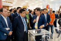Bộ trưởng Bộ Kế hoạch và Đầu tư - Nguyễn Chí Dũng tham quan gian hàng của Tập đoàn FPT.