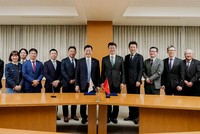 Lễ ký kết diễn ra tại Trụ sở chính của Tập đoàn DENSO tại Aichi với sự tham dự của Tiến sĩ Trương Gia Bình, Chủ tịch Tập đoàn FPT, ông Shinnosuke Hayashi, Chủ tịch kiêm CEO Tập đoàn DENSO và các lãnh đạo cấp cao của hai bên công ty.