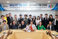 Ông Nguyễn Văn Khoa, Tổng giám đốc FPT cùng đại diện các công ty thành viên gặp gỡ Phó Thị trưởng thứ nhất Ryu Gwang-yeol và lãnh đạo các doanh nghiệp Hàn Quốc tại Tòa thị chính.