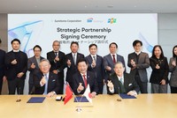 Ông Trương Gia Bình - Chủ tịch HĐQT kiêm Nhà sáng lập Tập đoàn FPT cùng Ông Yoshitaka Kitao – Giám đốc Đại diện, Chủ tịch kiêm Tổng Giám đốc Tập đoàn SBI Holdings; và Ông Toshikazu Nambu – Giám đốc, Phó Chủ tịch Tập đoàn Sumitomo, trong lễ ký kết thỏa thuận hợp tác chiến lược.
