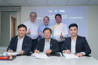 Đại diện FPT, CYCU và FCC Partners Inc ký kết hợp tác.