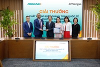 ABBANK nhận giải thưởng do J.P.Morgan trao tặng.