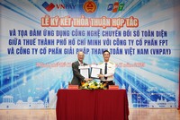 Ông Nguyễn Thế Phương - Phó Tập đoàn Tổng Giám đốc FPT (bên trái) và Ông Đoàn Minh Dũng (bên phải) Trưởng Thuế TP.HCM kí kết thỏa thuận hợp tác.