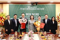 Chủ tịch UBCKNN Vũ Thị Chân Phương trao các Quyết định của Bộ trưởng Bộ Tài chính cho Lãnh đạo Ban Quản lý thị trường giao dịch tài sản mã hóa.