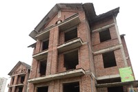 Vấn đề nan giải nhất hiện nay là muốn bán tài sản bảo đảm để xử lý nợ xấu, chủ nợ phải thỏa thuận với con nợ