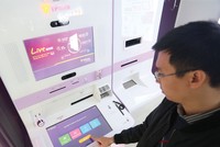 Một số ngân hàng tại Việt Nam như TPBank đang triển khai có tính thí điểm phương thức giao dịch trực tuyến
