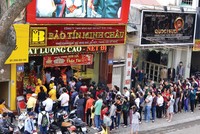 Ngày Thần Tài đầu năm, người dân vẫn đổ xô đi mua vàng, cho thấy tâm lý tích trữ vàng rất phổ biến