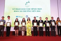 Bà Ngô Viết Hoàng Giao, Phó tổng giám đốc HOSE trao giải cho các DN năm 2016