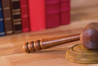 Việt Nam chưa có một hệ thống tòa chuyên trách như nhiều nước nên các vụ án liên quan đến bảo hiểm do tòa kinh tế của tòa án nhân dân cấp tỉnh xét xử.