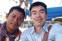 Ông Trương Minh Cát Nguyên (phải) và người bạn mới tại Campuchia