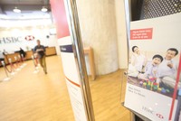 Các công ty bảo hiểm cả nhân thọ và phi nhân thọ đều đang nỗ lực phát triển kênh phân phối qua ngân hàng.Ảnh: Dũng Minh