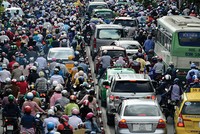 Thay vì bán bảo hiểm trách nhiệm dân sự cho từng chiếc xe, sao không bán bảo hiểm cho người lái nó? Ảnh: Lê Toàn