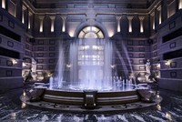 Giếng trời khổng lồ rộng 400 m2 xuyên suốt tòa nhà với đài nhạc nước luôn cất những bản nhạc du dương chào đón chủ nhân D’. Palais Louis