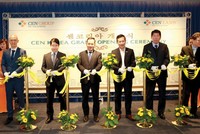 Các quan khách cùng ban lãnh đạo CENLAND thực hiện nghi thức khai trương văn phòng đại diện CEN KOREA