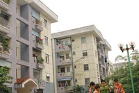 Cư dân sống ở chung cư chủ yếu là những người ở quê lên, nên mang theo cả nếp sống làng xã, hàng xóm vào cuộc sống đô thị