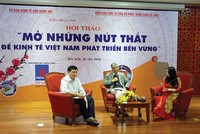 Ông Nguyễn Đức Kiên - Phó chủ nhiệm Ủy ban Kinh tế của Quốc hội và ông Nguyễn Sinh Nhật Tân - Cục trưởng Cục Cạnh tranh và Bảo vệ người tiêu dùng, Bộ Công thương trả lời những vướng mắc của doanh nghiệp