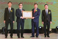 Ban lãnh đạo Công ty cổ phần Nhựa và môi trường xanh An Phát đón nhận Huân chương Lao động hạng Ba tại Lễ kỷ niệm 15 năm thành lập 