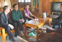 Đến tận nhà tư vấn sử dụng vốn vay cho đồng bào
