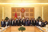 Để Việt Nam thực hiện thành công Cách mạng công nghiệp 4.0, chúng ta cần tập hợp sức mạnh trí tuệ người Việt Nam khắp thế giới
Trong ảnh: Thủ tướng Chính phủ Nguyễn Xuân Phúc cùng Bộ trưởng Bộ Kế hoạch và Đầu tư và lãnh đạo một số bộ, ngành gặp gỡ các tri thức trẻ Việt Nam.