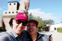 Tác giả Trần Quốc Hưng  (bìa phải) chụp ảnh kỷ niệm cùng một người bạn quốc tế.