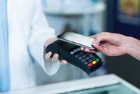 Chỉ cần vẫy nhẹ điện thoại trong phạm vi 4cm vào chiếc máy POS là có thể hoàn thành giao dịch