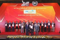 Đại diện PVcomBank, ông Phạm Huy Tuyên – Phó Tổng Giám đốc nhận giải thưởng từ Ban tổ chức