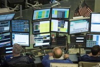 Chỉ số VIX đo lường sự sợ hãi của Phố Wall tăng mạnh 12% trong phiên thứ Năm - Ảnh: Reuters