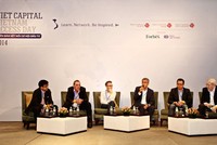 Các diễn giả đang thảo luận về triển vọng của lĩnh vực hàng tiêu dùng