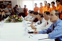 Chủ tịch Ủy ban Trung ương Mặt trận Tổ quốc Việt Nam Nguyễn Thiện Nhân (ngoài cùng bên phải) thăm và làm việc với FPT Singapore