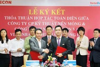 Ông Phạm Việt Khoa, Chủ tịch HĐQT, Tổng giám đốc FECON và ông Nguyễn Như Dương, Giám đốc VietinBank Đống Đa trao đổi biên bản hợp tác