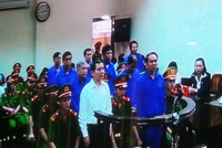 Các bị cáo nghe HĐXX luận tội - Ảnh: Dân trí