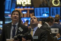 Bớt nỗi lo tăng lãi suất, Phố Wall hồi phục mạnh trong phiên 21/5 - Ảnh: Reuters