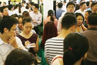 Các sàn giao dịch bất động sản bận rộn với nhiều đợt mở bán kể từ đầu năm