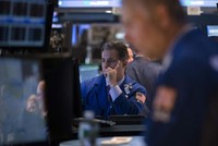 Phố Wall có phiên giảm mạnh sau những phát biểu của quan chức FED - Ảnh: Reuters